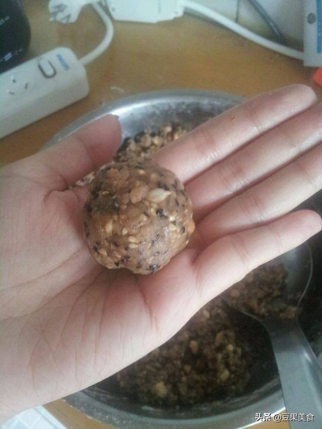 家里做月饼的简单步骤（五仁月饼的做法）