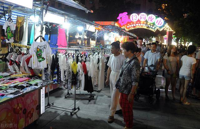 适合女生摆地摊的小本生意（00后女大学生摆地摊卖衣服，7天赚了3万多，你怎么看？）