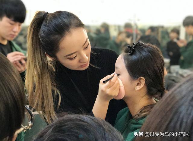 女孩子学什么手艺好学又赚钱（女生学什么手艺比较好？）