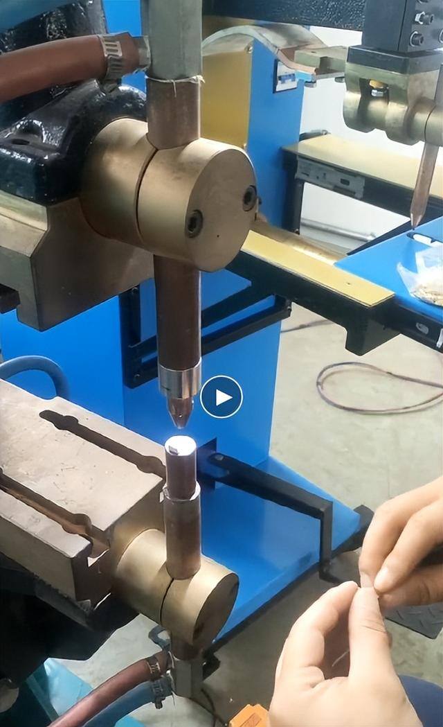 外发焊接加工小件（立式中频凸焊机焊接小精密件案例）