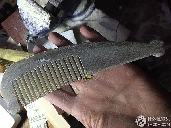 生日礼物怎么做手工（送妹纸特别的生日礼物：用刻刀工梳齿手工打造）