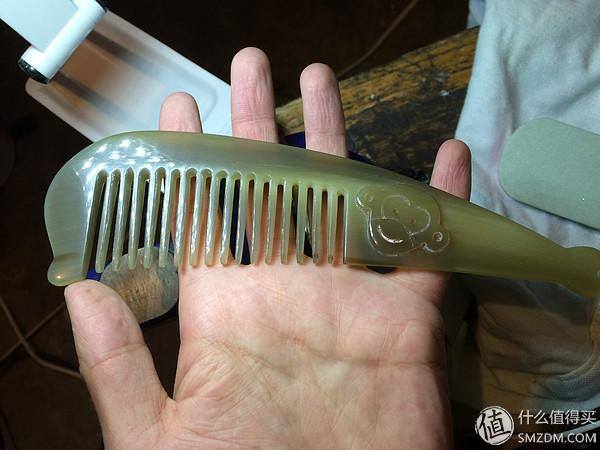 生日礼物怎么做手工（送妹纸特别的生日礼物：用刻刀工梳齿手工打造）