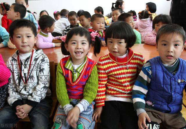 当幼师一个月能挣多少钱（工作多年成为了一名幼师，收入到底有多少？听听老师怎么说）