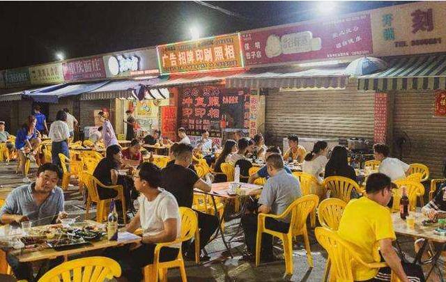 烧烤店怎么经营生意才能火（烧烤店老板的“免单”套路）