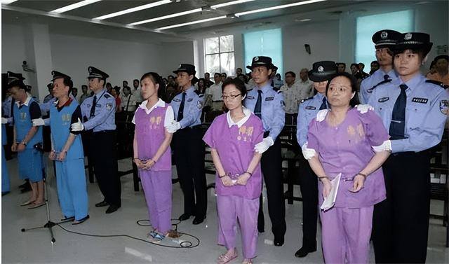 满脑子只想挣钱的女人（赌场小白，手上有点钱的人很容易被人盯上）