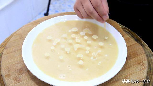 在家自制豆腐（一把黄豆就能做豆腐，太简单了，厨师长分享一招，家常实用）