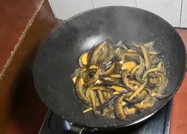 在家养泥鳅应该喂什么（泥鳅这样做太好吃了：鲜香无腥味，营养又简单）