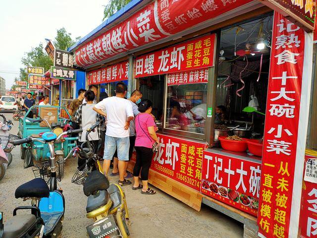 小区门口摆摊卖什么比较好（小区附近最受欢迎的10样，经常排队，老板很忙）