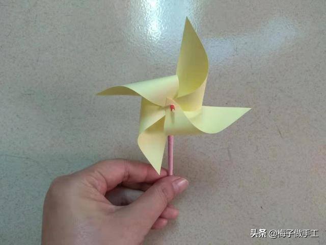 风车怎么做手工（折纸风车的两种折法，都非常简单，学会了给宝宝做一个风车玩吧）