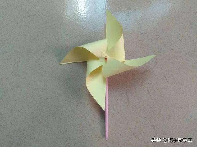 风车怎么做手工（折纸风车的两种折法，都非常简单，学会了给宝宝做一个风车玩吧）