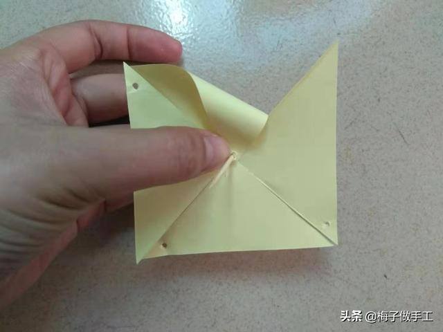 风车怎么做手工（折纸风车的两种折法，都非常简单，学会了给宝宝做一个风车玩吧）