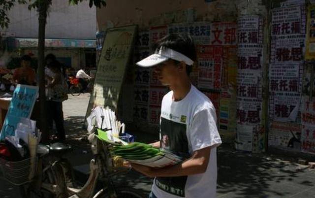 卖化妆品一个月能赚多少钱（李佳琦的成名之路）
