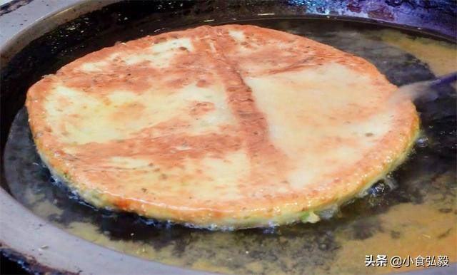 卖什么小吃简单挣钱（广东大哥卖祖传小吃，一个饼24元限量200个，20平米小店年赚30万）