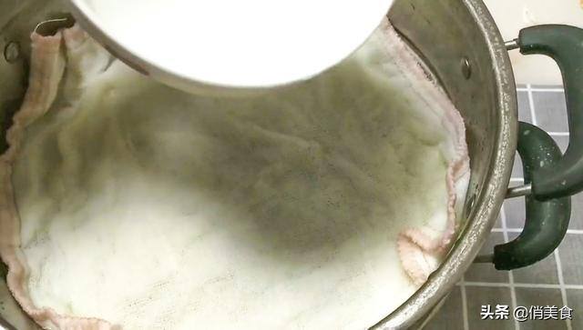 怎样发绿豆芽在家里（用重物压一下，豆芽才会又粗又壮第四：要4天，生豆芽，每天早晚又各浇一次水）