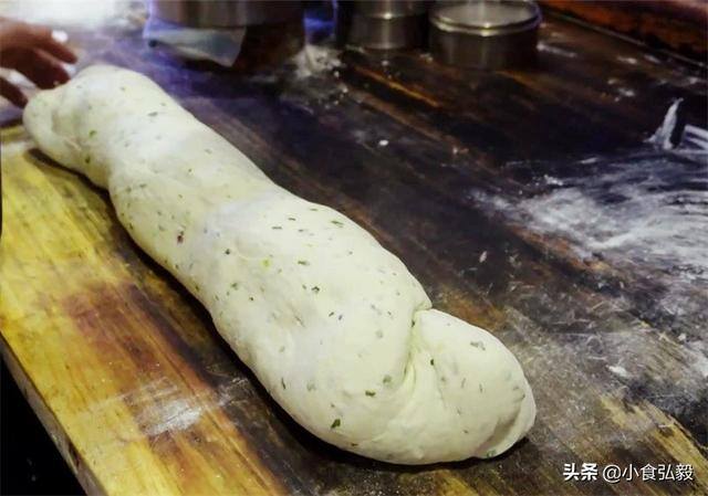 卖什么小吃简单挣钱（广东大哥卖祖传小吃，一个饼24元限量200个，20平米小店年赚30万）