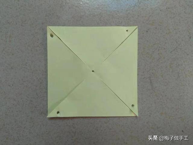 风车怎么做手工（折纸风车的两种折法，都非常简单，学会了给宝宝做一个风车玩吧）