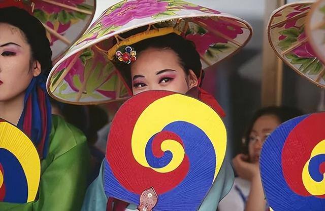 去韩国打工一年能挣多少人民币（韩国月薪180万，国内月薪4000元，你敢去吗？）