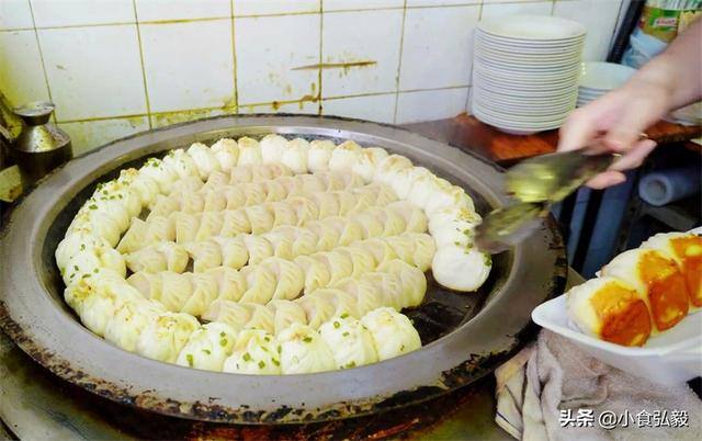 卖什么小吃简单挣钱（广东大哥卖祖传小吃，一个饼24元限量200个，20平米小店年赚30万）