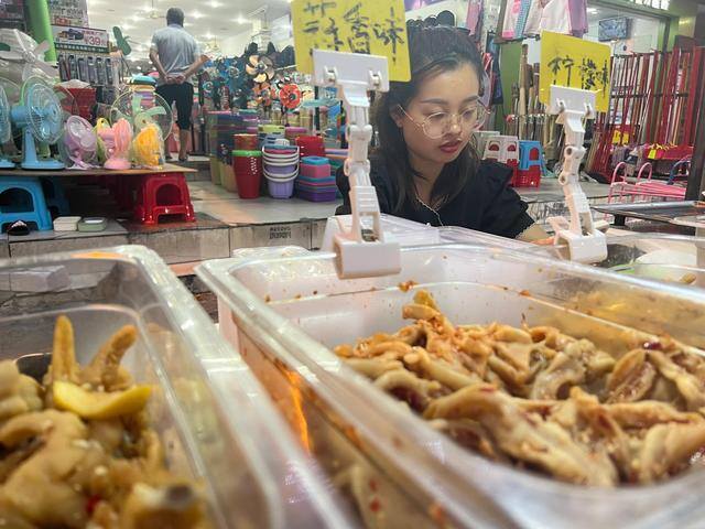 2022摆摊卖鸡爪真的能赚钱吗（99年小姑娘摆摊卖鸡爪月入过万）