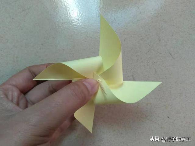 风车怎么做手工（折纸风车的两种折法，都非常简单，学会了给宝宝做一个风车玩吧）