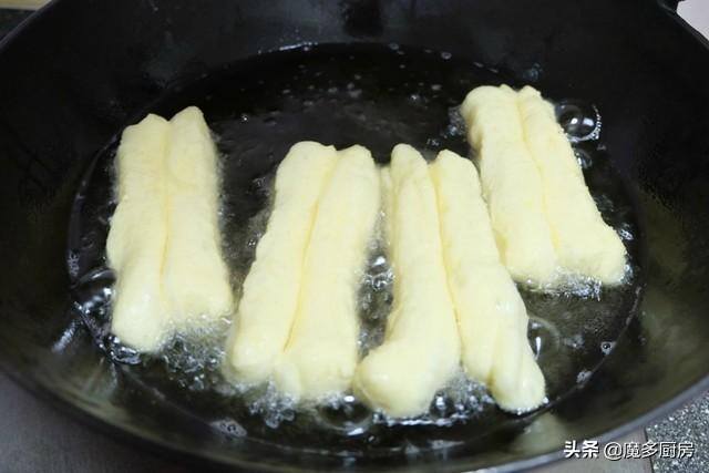 家做油条最简单的做法（油条怎么做好吃？教你一招，不用揉面不用擀面，做出来蓬松又健康）