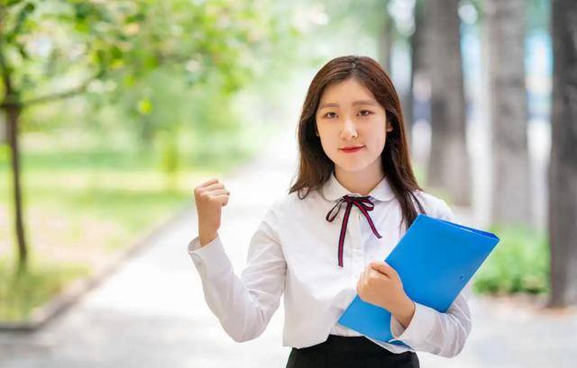 女生学什么专业挣钱多又轻松（女生“不重视”这四个专业，随便找一份工作，就业率很高）