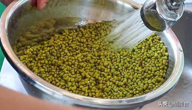 怎样发绿豆芽在家里（用重物压一下，豆芽才会又粗又壮第四：要4天，生豆芽，每天早晚又各浇一次水）