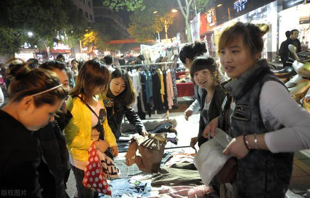 适合女生摆地摊的小本生意（00后女大学生摆地摊卖衣服，7天赚了3万多，你怎么看？）