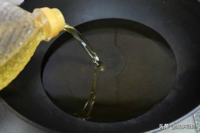 家做油条最简单的做法（油条怎么做好吃？教你一招，不用揉面不用擀面，做出来蓬松又健康）