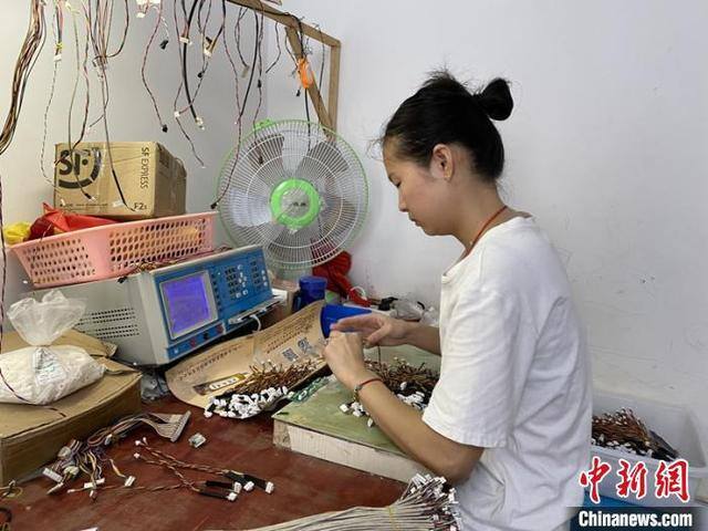 在家办厂加工（原创贫困户张军：“我自己都不好意思责怪她）