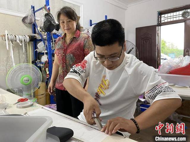 在家办厂加工（原创贫困户张军：“我自己都不好意思责怪她）