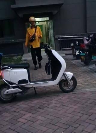 跑外卖兼职一个月能挣多少（山东男生暑假打工送外卖，两个月挣下1.7万余元）