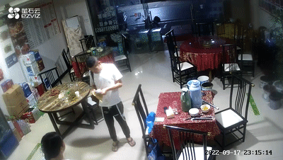 生意兴隆（深夜一位顾客，姗姗来迟等他到）