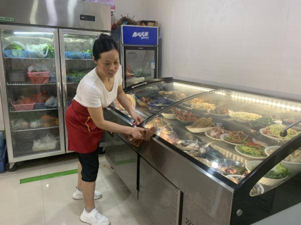 生意兴隆（深夜一位顾客，姗姗来迟等他到）