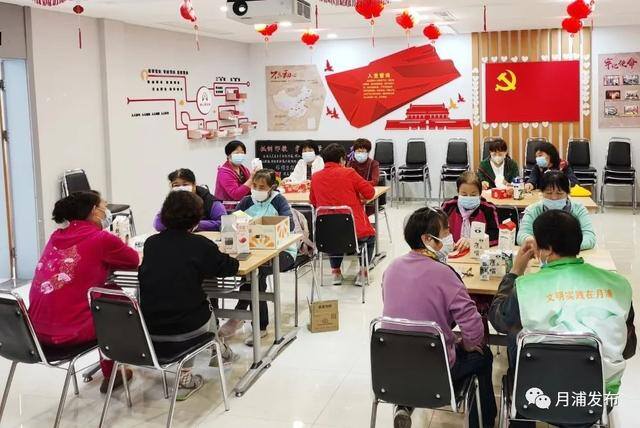 用废旧物品做东西（月浦镇举行环保手作课——“牛奶盒改造暖冬小花篮”）