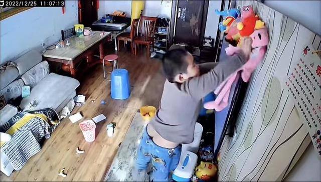 自己在家（5岁男童独自在家做家务引发关注）