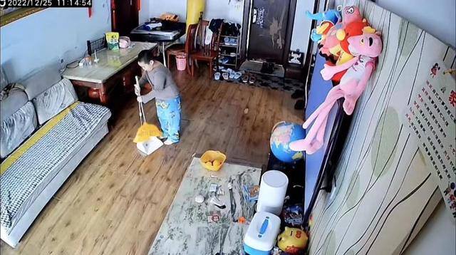 自己在家（5岁男童独自在家做家务引发关注）