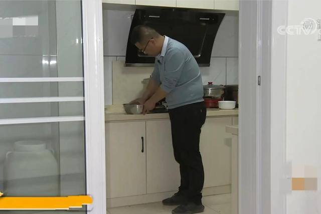 承包1000亩土地种粮食赚钱吗（农村小伙卖黑猪肉，10天卖出20多头猪）