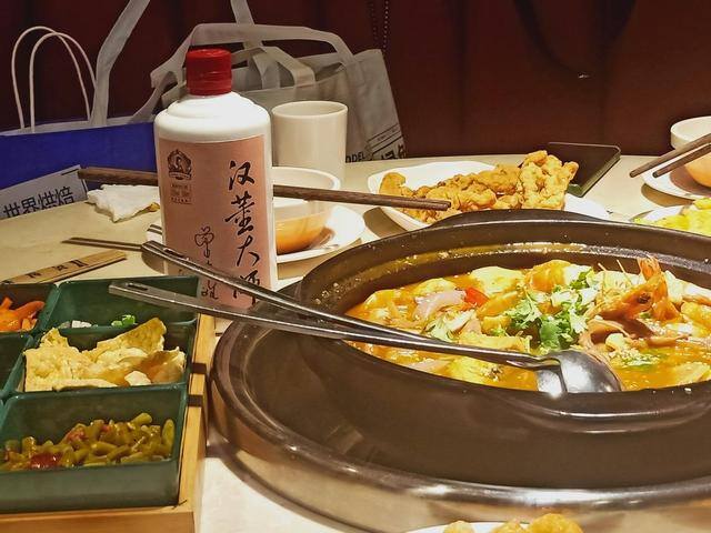 多平台酒店怎么挣钱（烟酒店怎么赚钱？营业便利店暗藏“3个门道”，看完你就知道了）