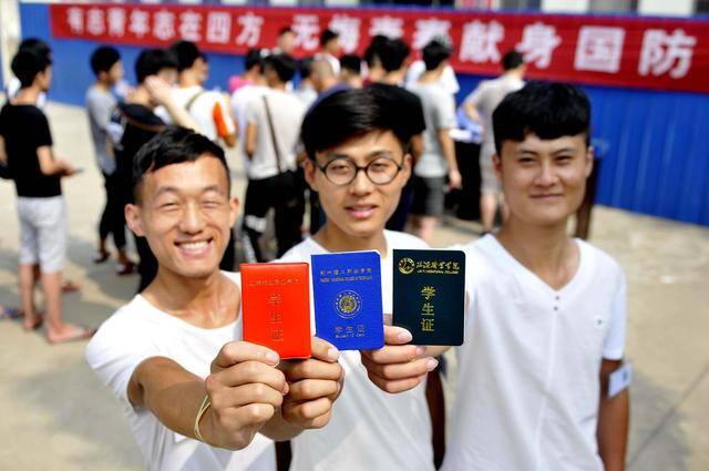 当12年兵回来一共能拿多少钱（大学生入伍，五十万不够“香”？）