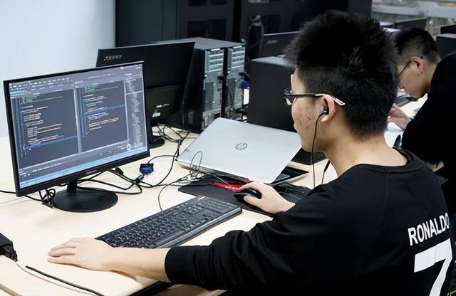 毕业后最赚钱的大学十大专业（本科生应该选择理工专业还是信息安全专业）