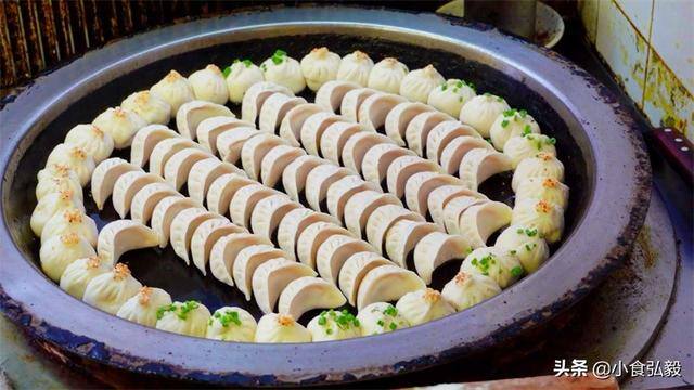 卖什么小吃简单挣钱（广东大哥卖祖传小吃，一个饼24元限量200个，20平米小店年赚30万）