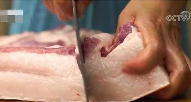 承包1000亩土地种粮食赚钱吗（农村小伙卖黑猪肉，10天卖出20多头猪）