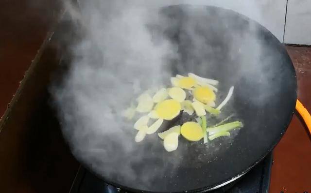 在家养泥鳅应该喂什么（泥鳅这样做太好吃了：鲜香无腥味，营养又简单）