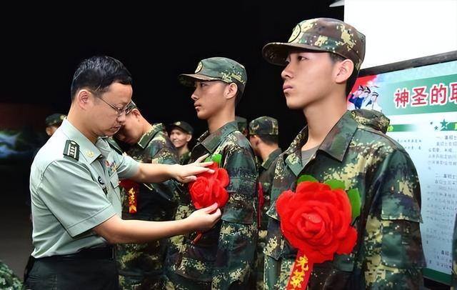 当12年兵回来一共能拿多少钱（大学生入伍，五十万不够“香”？）