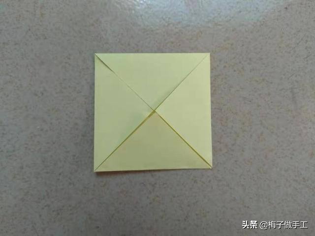 风车怎么做手工（折纸风车的两种折法，都非常简单，学会了给宝宝做一个风车玩吧）