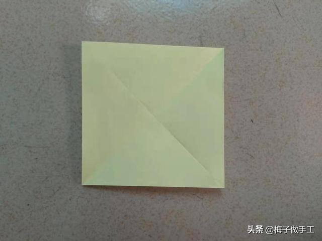 风车怎么做手工（折纸风车的两种折法，都非常简单，学会了给宝宝做一个风车玩吧）
