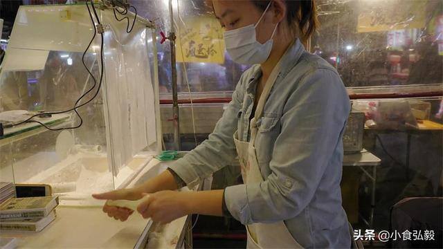 拿回家做的手工活大批（20岁美女继承爷爷衣钵，手工制作传统小吃，每晚流水近3000元）