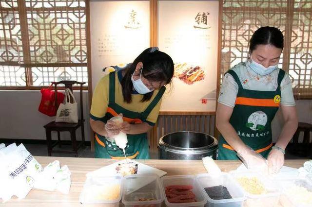 摆摊卖饭团一个月挣多少钱（襄阳34户人家卖“饭团”，一年纯收入十几万元）