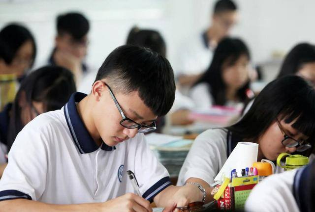 女生学什么专业挣钱多又轻松（女生“不重视”这四个专业，随便找一份工作，就业率很高）